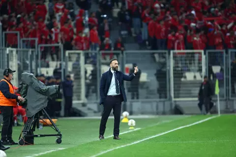 الزمالك يراقب.. كورة فور يكشف خطوة تمنع إدارة شباب بلوزداد من إقالة مدربه